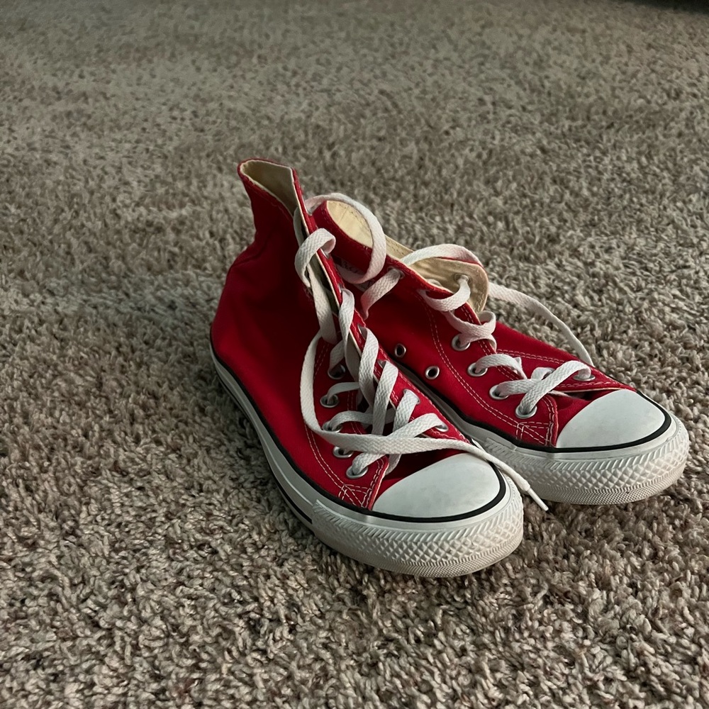 Perfect condition red converse!